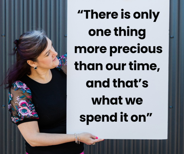 Virtual Assistant Malmesbury Wiltshire Melissa holding a board with a time quote